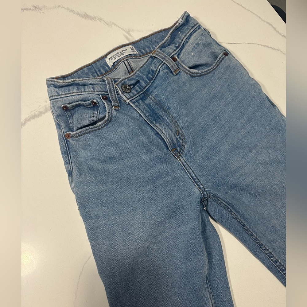 A&F | Ultra High Rise 90s Slim Straight Jean 24S - Picture 6 of 6